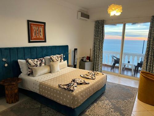 萨菲Riad Ras Lafaa的一间卧室设有一张床,享有海景