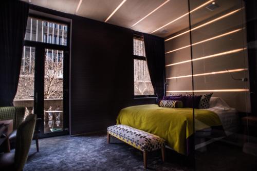 圣地亚哥The Hip Hotel Santiago的一间卧室设有黄色的床和窗户。