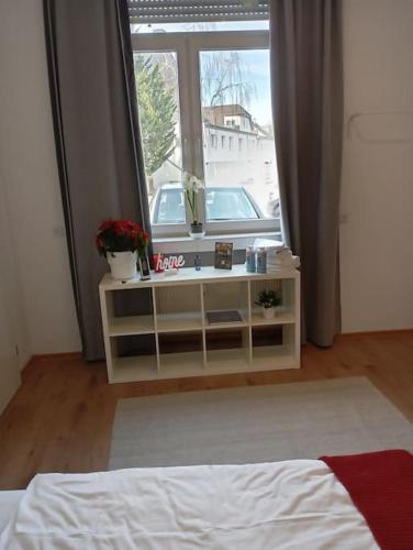 科布伦茨Apartment Koblenz nähe Uni und BWZK的一间卧室设有一张床和一个大窗户