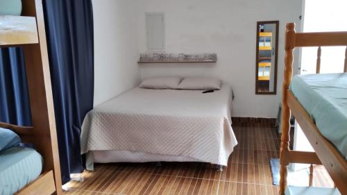 伯迪亚哥Pousada Do Léo的一间小卧室,卧室内配有一张床铺