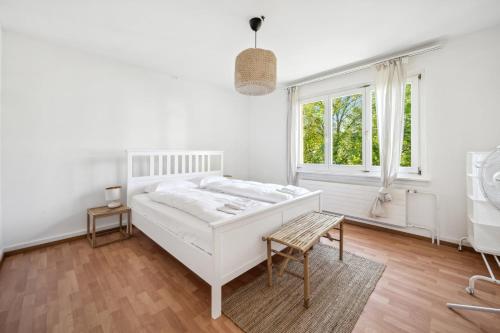 苏黎世Homey Comfort in Oerlikon的白色的卧室设有床和窗户