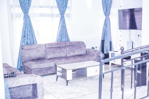 NarokCaptain Villa Narok的客厅配有沙发和桌子