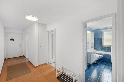 苏黎世Cozy 2 Bedroom Apartment in Zurich的空浴室设有卫生间和水槽