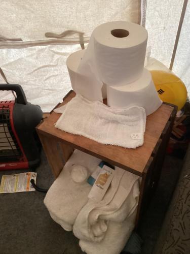 TurtletownWinedrops Creekside Camping #1的桌子上带毛巾的卫生纸卷