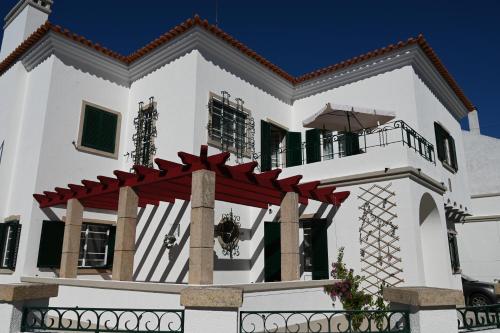 蓬蒂-迪索尔Villa Sor的白色房子,有红色屋顶