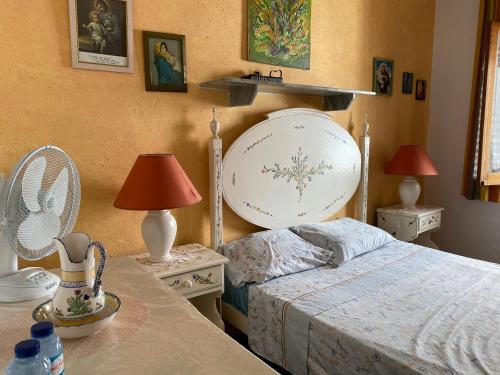 阿玛考德佩拉Lime Beach House的一间卧室配有一张床和一面大镜子