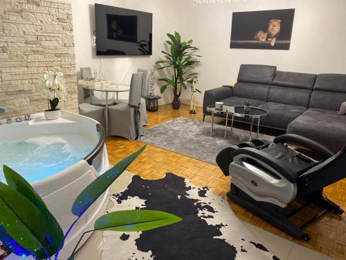 温科夫齐Dolce Vita的客厅设有按摩浴缸和沙发。