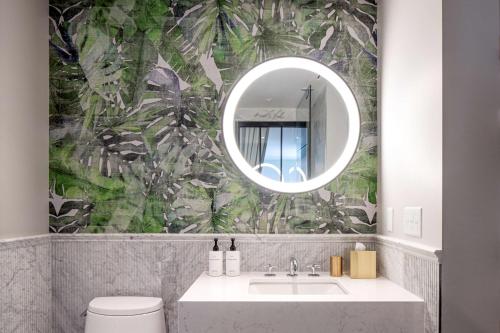 德尔雷比奇The Ray Hotel Delray Beach, Curio Collection By Hilton的一间带水槽和镜子的浴室