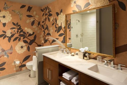 休斯顿Hotel ZaZa Houston Memorial City的一间带水槽和镜子的浴室