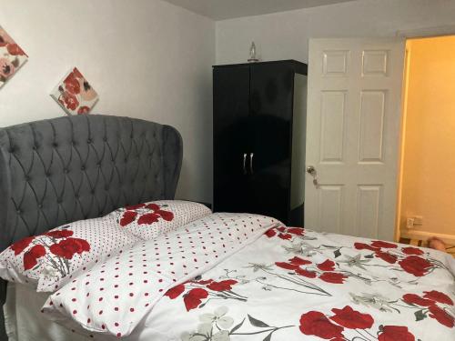 牛津34 Furlong Close的一间卧室配有红色和白色枕头的床