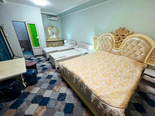 布哈拉Hotel Uncle Kolya Boutique的一间卧室配有一张大床和镜子
