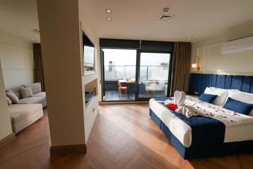 伊斯坦布尔Taksim Bosphorus Hotel的一间卧室配有一张床,客厅配有沙发