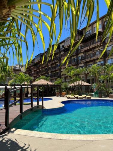 拉巴拉德纳圣米格尔Apartamento em Barra Bali, Resort de Luxo, Barra de São de Miguel - 223的一座大建筑前的游泳池