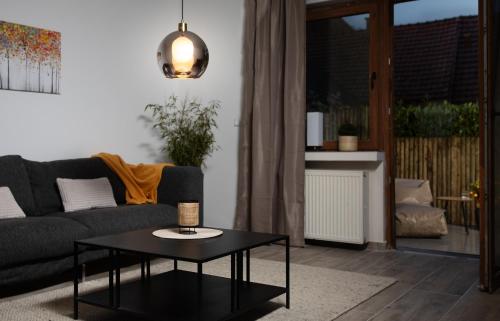 哈塞吕内Bungalow Appartements - "Studio Living"的客厅配有沙发和桌子