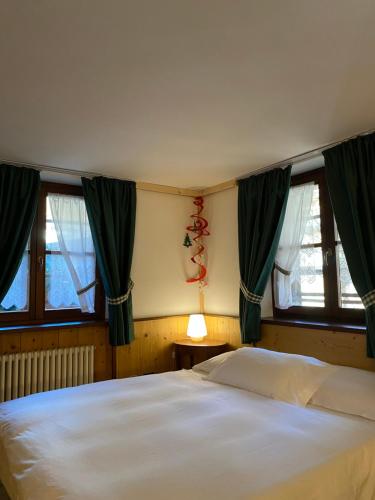 阿兰尼亚·瓦尔塞西娅巴伊塔雷亚莱公寓式酒店的卧室设有一张带窗户的白色大床