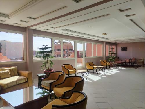 提兹尼特Hotel Idou Tiznit的大型客房设有桌椅和窗户。