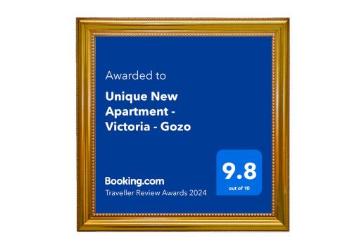 维多利亚Unique New Apartment - Victoria - Gozo的蓝色背景的金色画框