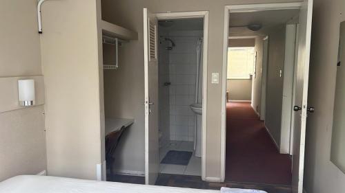 库里提巴Vicz Hotel的一间卧室设有带浴缸的浴室和卫生间