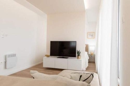 波达雅斯卡DIAMOND - Luxusný Apartmán Marco的白色的客厅配有电视和沙发