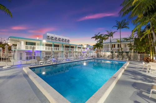 The New Yorker Miami Hotel内部或周边的泳池