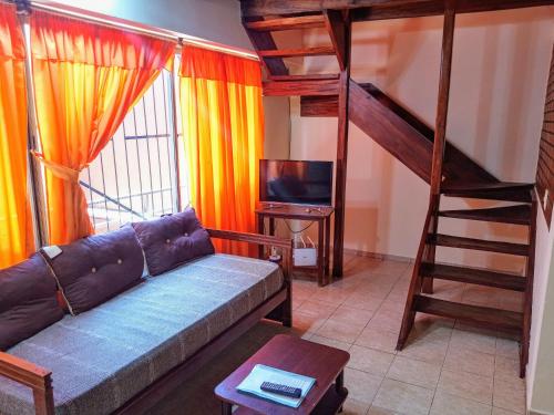 伊瓜苏港Departamentos Centricos Iguazu A.N的带沙发和双层床的客厅