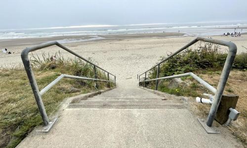 林肯市D Sands Rentals的通往沙滩的楼梯