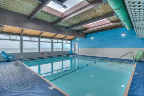 林肯市D Sands Rentals的大型客房的大型游泳池