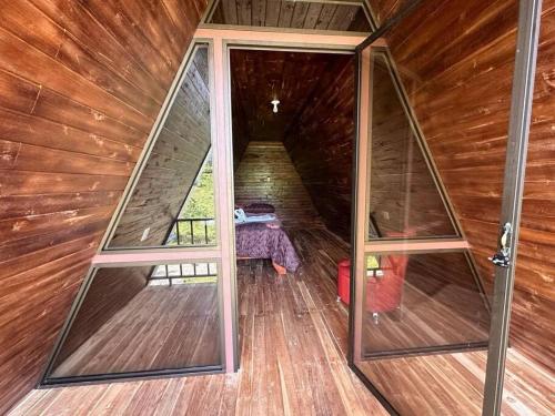 San RafaelBungalow Tenorio Mountain Lodge的享有带玻璃门的小木屋的内部景致