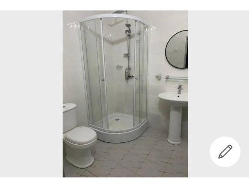 DiassStudio meublé的带淋浴、卫生间和盥洗盆的浴室