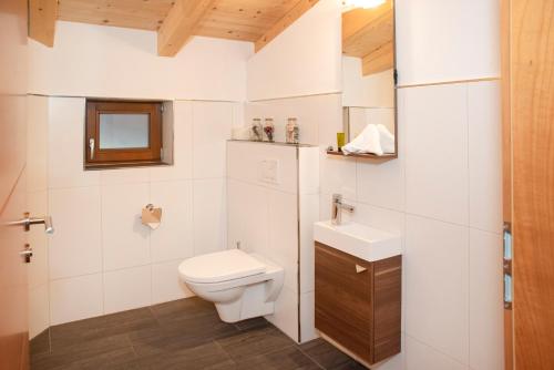 阿尔卑巴赫Natural Deluxe Apartments Alpbach的白色的浴室设有卫生间和水槽。