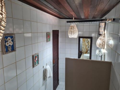 皮帕Porto do Sol - Chalé 25的浴室设有白色瓷砖墙壁和镜子
