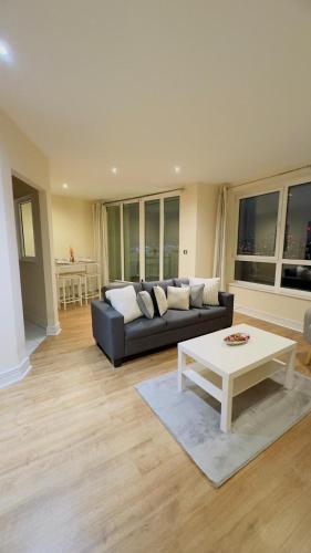 伦敦Modern 2 Bedroom Apartment- Royal Docks - London City Airport的带沙发和咖啡桌的客厅