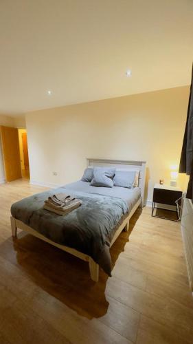 伦敦Modern 2 Bedroom Apartment- Royal Docks - London City Airport的一间卧室,卧室内配有一张大床