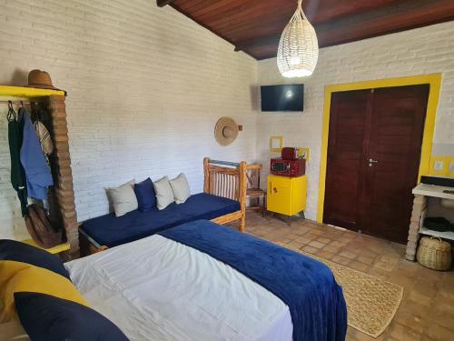 皮帕Porto do Sol - Chalé 25的一间卧室配有两张带蓝色床单的床