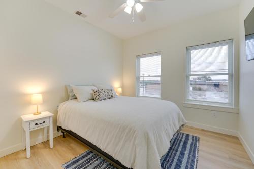 MarysvilleSt Clair Apartment - Walk to River and Boardwalk!的一间白色卧室,配有床和2个窗户
