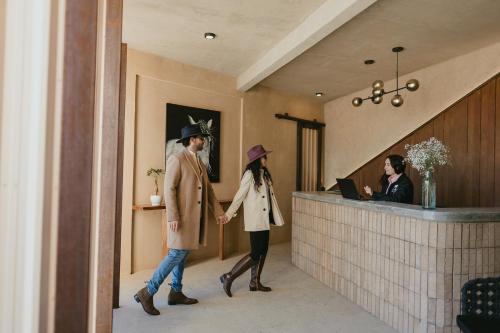 El PorvenirEqu Hotel de Tierra的男人和女人穿过大厅