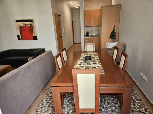 普拉亚Apart Nel的客厅配有桌子和沙发