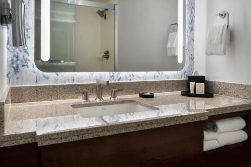 塔里敦威彻斯特万豪酒店的一间带水槽和大镜子的浴室