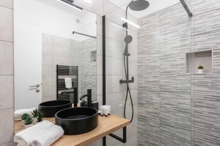 萨格勒布Lux Nest I City Apartment URBAN STAY的一间带两个盥洗盆和淋浴的浴室