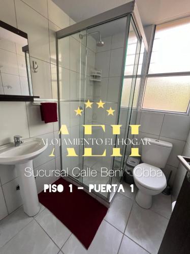 科恰班巴El Hogar - Sucursal Calle Beni - Edificio Auriga 272 con Garaje cubierta的带淋浴、卫生间和盥洗盆的浴室
