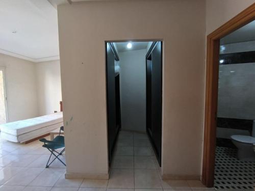 卡萨布兰卡Casablanca Geusthouse的走廊上设有通往卧室的门