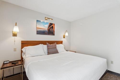 柏斯海滩Cape Suites Room 2 - Free Parking! Hotel Room的卧室配有一张白色大床