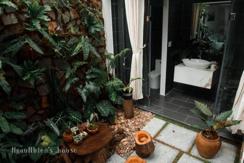 Thôn Dư Khánhngaunhien's house - Homestay的浴室设有卫生间,并种植了植物
