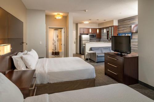 威廉波特威廉波特万豪住宿酒店的酒店客房设有两张床和一台平面电视。