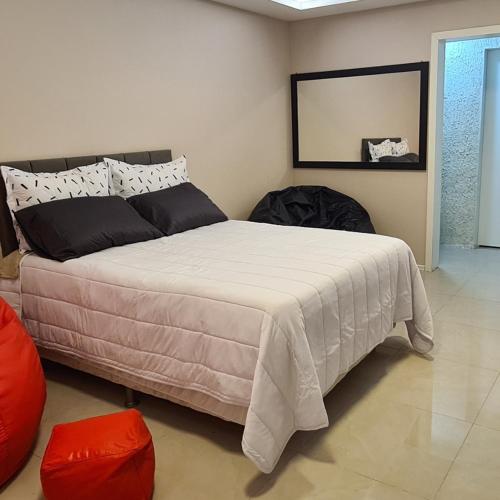 圣弗朗西斯科-迪保拉Hospedagem Almirante的一间卧室,卧室内配有一张大床