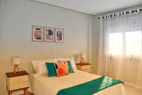 圣弗朗西斯科-迪保拉Apartamento da Júlio的一间卧室配有带2个床头柜和1扇窗户的床