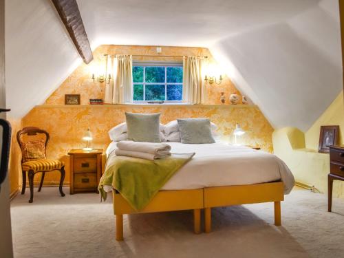 新米尔顿Smugglers Cottage的阁楼卧室配有一张特大号床