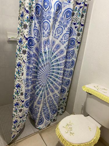 El JacalSammus House的浴室设有卫生间和蓝白色的浴帘。
