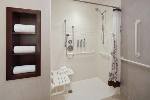 西棕榈滩Residence Inn by Marriott West Palm Beach Downtown的带淋浴和卫生间的白色浴室