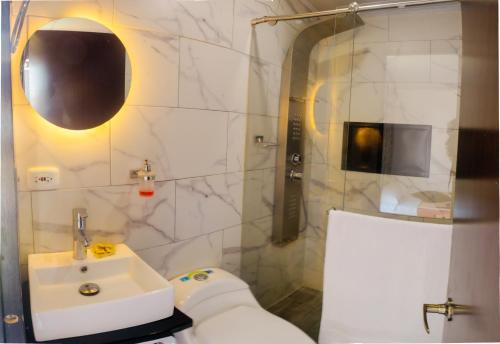 金巴亚Hotel Campestre Nogal de Cafetal的白色的浴室设有水槽和淋浴。